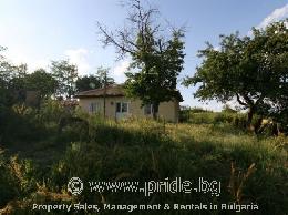 Plot with small house just steps from a beautiful lake, for re-development - ID 1904